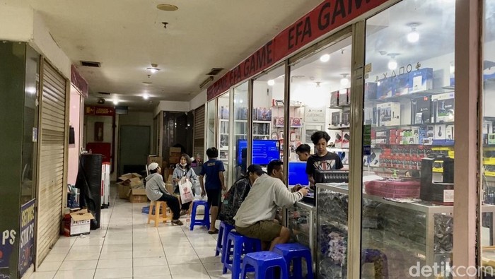 Pengunjung masih setia berbelanja kebutuhan game di Tunjungan Electronic Centre Surabaya.