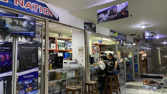 Pengunjung masih setia berbelanja kebutuhan game di Tunjungan Electronic Centre Surabaya.