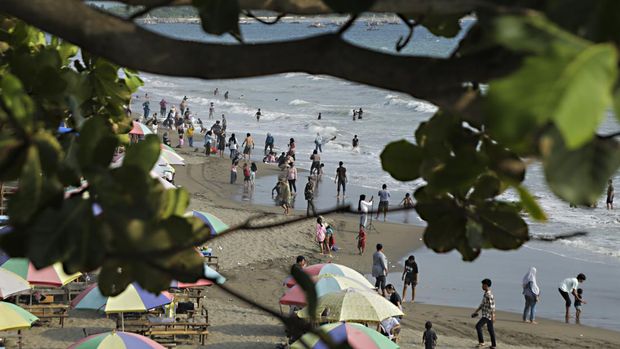 Sejumlah pengunjung bermain di kawasan pantai Citepus, Palabuhanratu, Kabupaten Sukabumi, Jawa Barat, Minggu (24/12/2023). Menurut pengelola setempat, jumlah kunjungan wisatawan mengalami peningkatan sebesar 50 persen saat libur Natal dan tahun baru 2024. ANTARA FOTO/Henry Purba/agr/YU