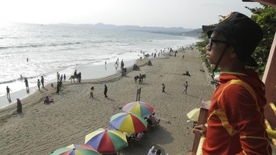 Libur Nataru, Wisatawan di Kawasan Pantai Citepus Sukabumi Membeludak