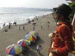 Libur Nataru, Wisatawan di Kawasan Pantai Citepus Sukabumi Membeludak