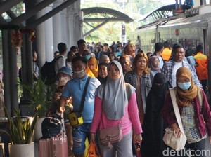 Libur Nataru, Stasiun di Surabaya Dipadati Penumpang yang Berwisata