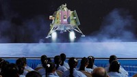 India sukses mendaratkan misi antariksa Chandrayaan-3 di bulan pada Rabu (23/8/2023). Tujuan utama dari Chandrayaan-3 adalah untuk menunjukkan kemampuan India untuk melakukan pendaratan lunak dan operasi rover di permukaan bulan. Sementara sasaran ilmiah dari misi ini adalah untuk mengumpulkan data tentang komposisi dan geologi bulan, yang akan membantu para ilmuwan mempelajari lebih lanjut tentang sejarah dan evolusi tetangga langit terdekat kita. Reuters/Amit Dave.