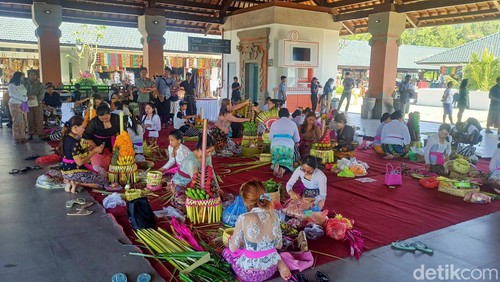 Peserta lomba membuat gebogan dalam rangka Besakih Festival yang diselenggarakan di area Manik Mas, Besakih, Karangasem, Bali, Sabtu (23/12/2023). (Foto: I Wayan Selamat Juniasa/detikBali)