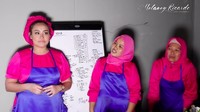 Tak hanya sebagai penikmat, ibu dua anak ini juga pandai memasak. Bahkan sebelumnya ia memiliki bisnis katering bersama dengan ibu-ibu tetangganya. Foto: Instagram @pinkan_mambo
