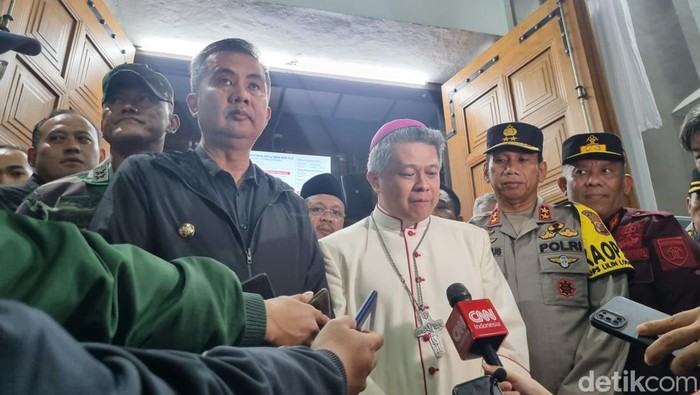 Pj Gubernur Jabar Bey Machmudin saat menatau misa malam natal di Gereja Katedral Bandung.