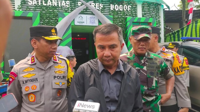 Pj Gubernur Jabar Bey Machmudin (tengah)-(Sholihin/detikcom)