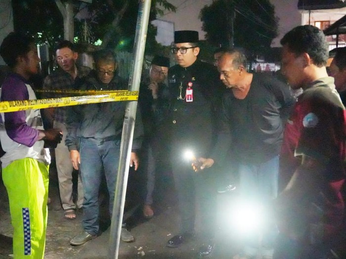 Pj Wali Kota Mojokerto Muh Ali Kuncoro saat mengecek tiang PJU penyebab pasutri tewas tersengat listrik
