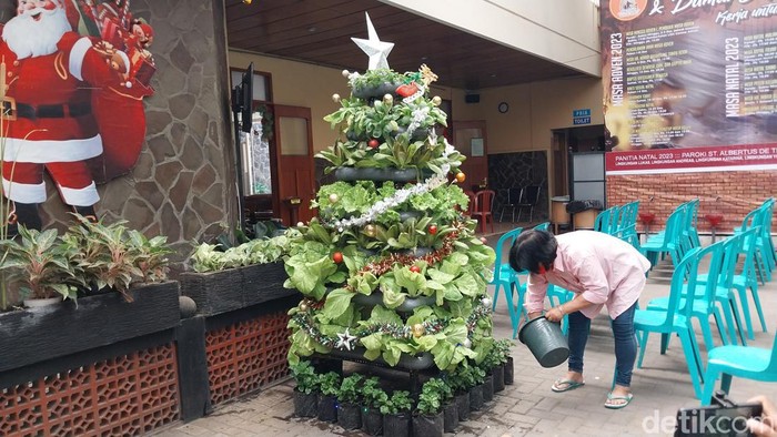 Pohon Natal dari beragam sayuran di Gereja Kota Malang