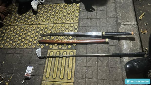 polisi amankan sejumlah remaja saat hendak taruwan di Jakarta Selatan. Sajam disita (dok. istimewa)
