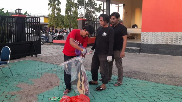 Polisi olah TKP di lokasi sekuriti Kantor Basarnas Mamuju tewas ditikam rekan kerja.