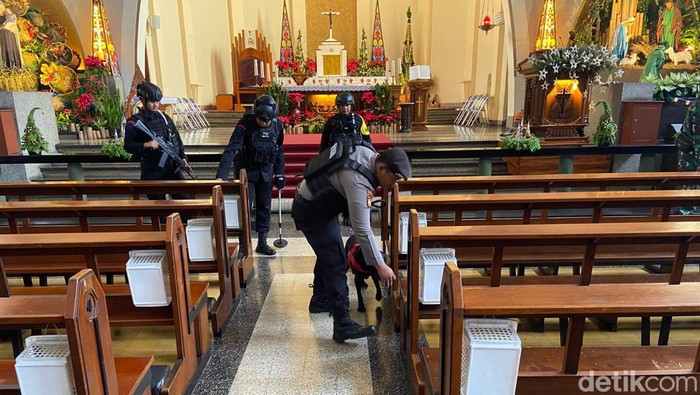 Polisi Sterilisasi Gereja Jelang Malam Natal 2023 di Kota Malang