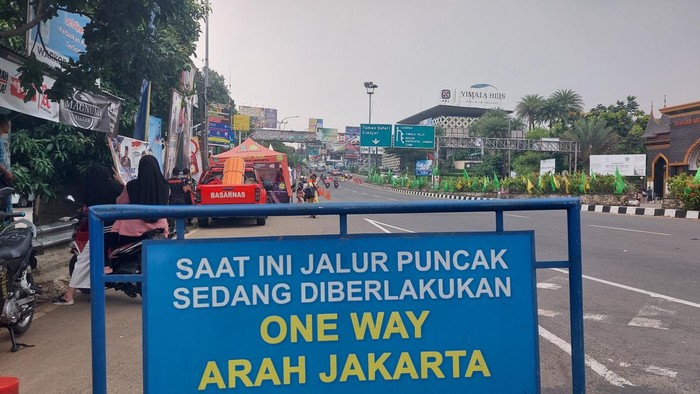 Polisi terapkan one way arah Jakarta di Puncak (Sholihin/detikcom)
