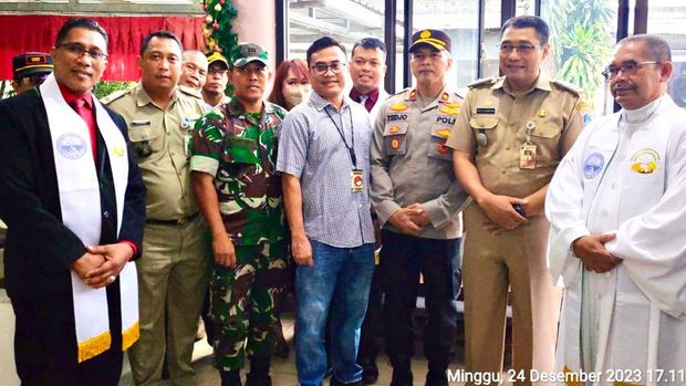 Polsek Pesanggrahan mengecek keamanan misa Natal di gereja-gereja Pesanggrahan, Jaksel.