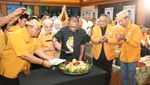 Potong Tumpeng di Gelaran HUT Hanura ke-17, Ini Pesan OSO ke Kader