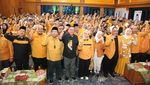 Potong Tumpeng di Gelaran HUT Hanura ke-17, Ini Pesan OSO ke Kader