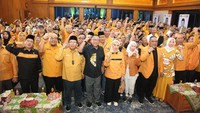 Selain itu, OSO juga membawa sang istri tercinta dan cucu-cucunya untuk hadir. Padahal di acara-acara sebelumnya, OSO tak pernah mengajak istri dan cucunya.