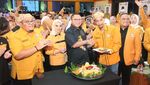Potong Tumpeng di Gelaran HUT Hanura ke-17, Ini Pesan OSO ke Kader