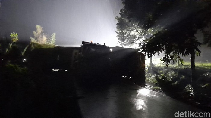 Proses evakuasi bus yang terguling di Sumedang.