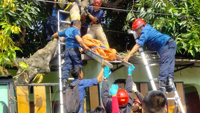 Proses evakuasi korban tewas tersengat listrik di Kelurahan Mojosongo, Kecamatan Jebres, Kota Solo, Minggu (24/12/2023).