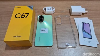 Dalam kotaknya terdapat satu unit Realme C67, case warna transparan, adaptor charger, kabel data, konektor simcard, buku panduan serta kartu garansi. Foto: detikINET/Josina