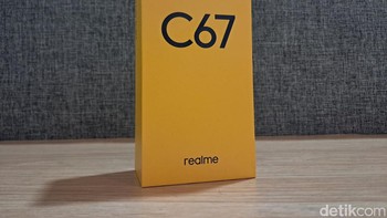 Kotak kemasan Realme C67 yang mengusung warna kuning. Foto: detikINET/Josina