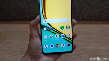 Realme C67 memiliki bentang layar berukuran 6,72 inch dengan resolusi Full HD+ dengan kecerahan 950 nits. Ponsel ini dibekali dukungan refresh rate 90Hz yang memberikan pengalaman scroll mulus. Foto: detikINET/Josina
