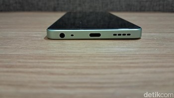 Dengan ketebalan 7,59 mm membuat Realme C67 disebut menjadi HP tertipis di kelasnya. Mempercantik bagian atas layar diberikan fitur Mini Capsule 2.0. Layaknya mirip Dynamic Island di iPhone, fungsi fitur ini menampilkan notifikasi musik, cuaca, dan acara dengan lebih interaktif. Foto: detikINET/Josina