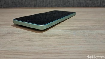Baterai berkapasitas 5.000 mAh dibenamkan dalam Realme C67 ini. Diberikan dukungan SuperVOOC 33W membuat pengisian 50% diklaim hanya butuh 26 menit saja. Foto: detikINET/Josina