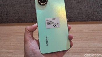 Bagian belakang Realme C67 mengadopsi Sunny Oasis Design yang menghadirkan konsep desain yang menarik dengan perpaduan garis tekstur yang cerah dan cincin berkilau yang mengelilingi lensa kamera. Pengadopsian desain tersebut membuat wujudnya terlihat stylish. Foto: detikINET/Josina