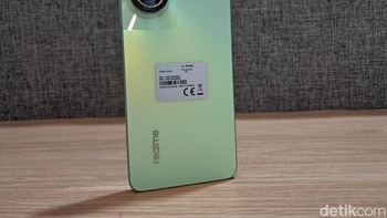 Keunggulan utama Realme C67 ada pada kemampuan fotografinya. Bagian belakangnya tersemat kamera beresolusi 108 MP bersensor ISOCELL HM6 yang diklaim piawai untuk memotret siang maupun malam, bersanding dengan kamera B&W 2 MP. Di bagian depan terdapat kamera depan 8 MP. Realme C67 turut menyertakan mode Street Photography, yaitu Cinematic, Crisp, dan Tranquil untuk meningkatkan pengalaman fotografi. Foto: detikINET/Josina