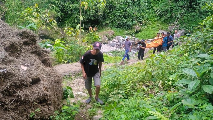 Relawan gabungan mengevakuasi korban tenggelam di Curug Gede, Desa Limpakuwus, Kecamatan Sumbang, Kabupaten Banyumas, Minggu (24/12/2024).