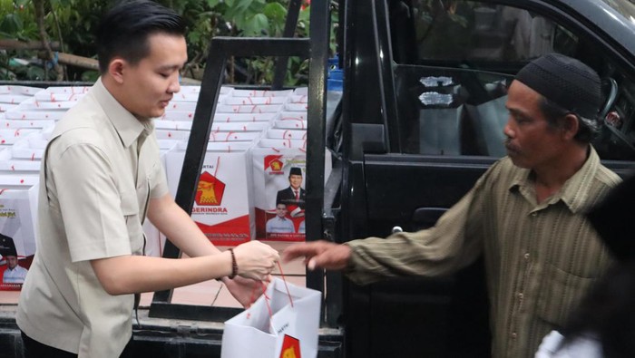 Relawan Prabowo-Gibran Berkharisma berbagi paket makan siang hingga susu gratis ke warga