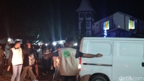 Remaja masjid di Labuan Bajo bantu pengamanan misa malam Natal.