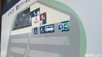 Rest Area Hanyu Pasar Northbound ini juga menyediakan SPBU hingga SPKLU. Sehingga menjadi tempat beristirahat yang pas bagi para pengendara mobil listrik. Bahkan di rest area ini terdapat fasilitas penanganan medis seperti AED atau alat medis yang dapat menganalisa irama jantung dan memberikan kejutan listrik ketika dibutuhkan. Foto: Muhammad Hafizh Gemilang