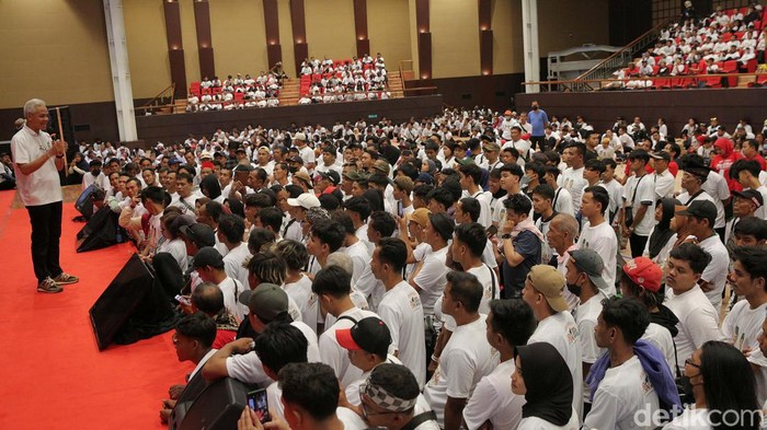 Ribuan Pesilat Deklarasikan Dukungan untuk Ganjar-Mahfud Ribuan anggota Jaringan Pencak Silat Nusantara (JPSN) mendeklarasikan dukungan untuk Ganjar-Mahfud di Pilpres 2024. Ganjar menghadiri deklarasi itu di Karanganyar.