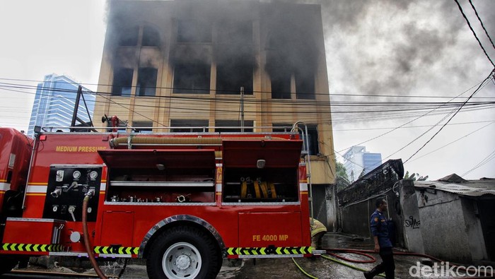 Ruko 3 Lantai di Kebayoran Terbakar, Penyebab Masih Ditelusuri Sebuah ruko 3 lantai di Jl Ciputat Raya, Kebayoran Lama, Jakarta Selatan, terbakar, Minggu (24/12/2023). Sebanyak15 unit damkar diterjunkan untuk memadamkan api.