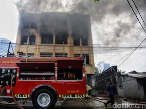 Ruko 3 Lantai di Kebayoran Terbakar, Penyebab Masih Ditelusuri