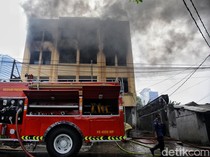 Ruko 3 Lantai di Kebayoran Terbakar, Penyebab Masih Ditelusuri