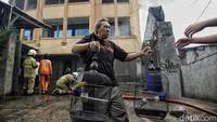 Warga berusaha menyelamatkan barang-barang mereka.