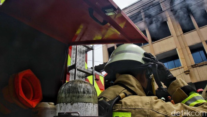 Sebuah ruko 3 lantai di Jl Ciputat Raya, Kebayoran Lama, Jakarta Selatan, terbakar, Minggu (24/12/2023). Sebanyak15 unit damkar diterjunkan untuk memadamkan api.