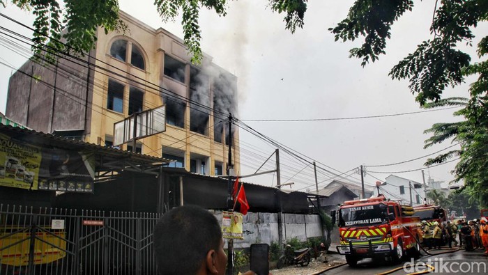 Ruko 3 Lantai di Kebayoran Terbakar, Penyebab Masih Ditelusuri Sebuah ruko 3 lantai di Jl Ciputat Raya, Kebayoran Lama, Jakarta Selatan, terbakar, Minggu (24/12/2023). Sebanyak15 unit damkar diterjunkan untuk memadamkan api.