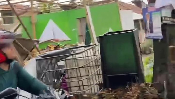 Rumah rusak akibat puting beliung di Kabupaten Bandung.