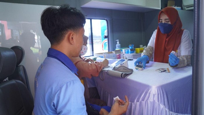 Salah satu pengguna pelayanan cek kesehatan gratis yang diadakan PT Jasa Rahaja dan Pertamina Sumsel