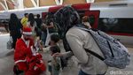 Sambut Libur Nataru, Sinterklas Menyapa Penumpang Whoosh