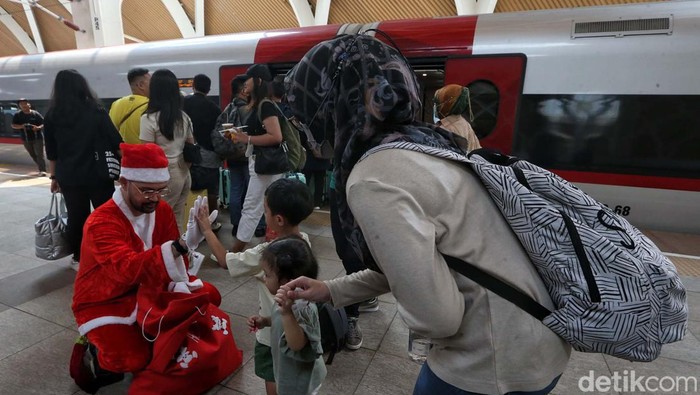 Menyambut Natal 2023 KCIC menghadirkan Sinterklas di Stasiun Kereta Cepat Halim, Jakarta. Sinterklas menghibur serta berbagi hadiah kepada penumpang.