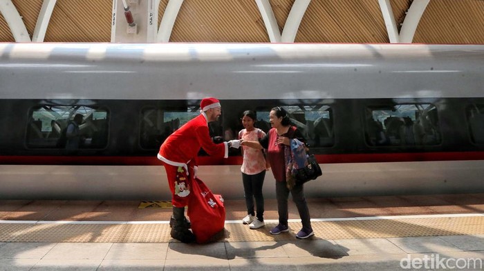 Menyambut Natal 2023 KCIC menghadirkan Sinterklas di Stasiun Kereta Cepat Halim, Jakarta. Sinterklas menghibur serta berbagi hadiah kepada penumpang.