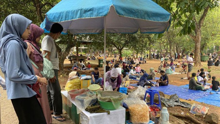 Sejumlah pengunjung mengantre untuk membeli makanan di Taman Margasatwa Ragunan, Minggu (24/12/2023)