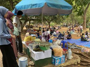 Laris Manis! Pedagang di Ragunan Raup Rp 2 Juta Sehari Saat Liburan Natal