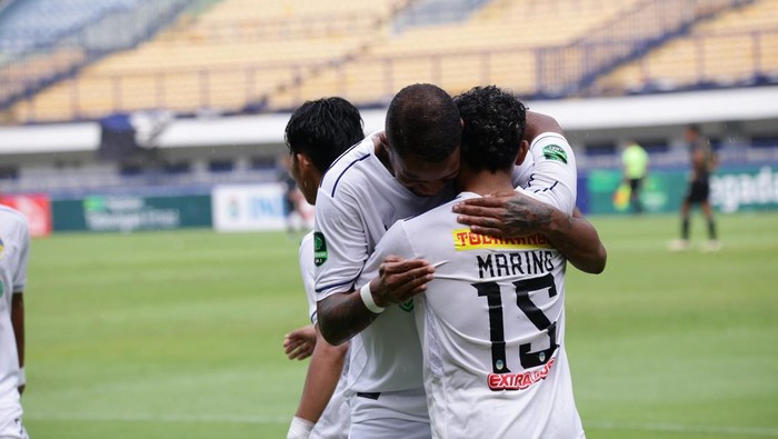 Selebrasi Augusto Neto dan Ari Maring saat laga Persikab vs PSIM, Senin (18/12/2023).